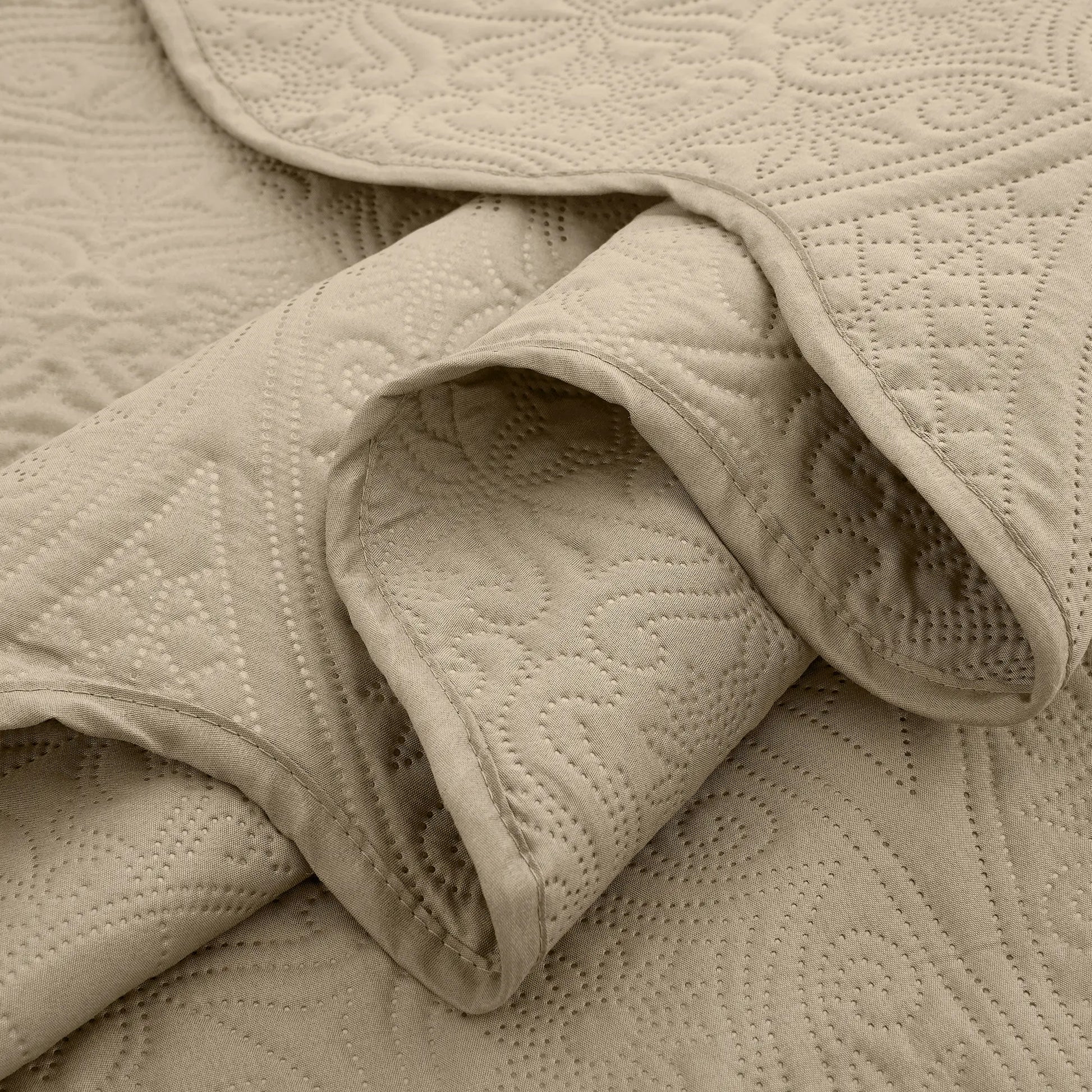 Transform your bedroom with the Imperial Homeware Floral Ultrasonic Bedspread Set! 🌸 Lightweight, breathable, and machine washable – perfect for all seasons. Available in Twin, Queen, and King sizes! 🛏️✨ #HomeDecor #Bedding #CozyVibes
